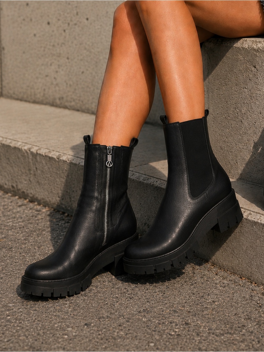Wishbone Fortune Chelsea Chunky Platform Combat Boots Black 6.5 Zip